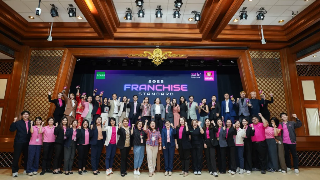 ภาพถ่ายร่วมกันระหว่างคณะทำงานธนาคารออมสิน คณะกรรมการ ทีมจัดงาน จีโนซิส และ 10 Selected GSB Smart Franchise 2025